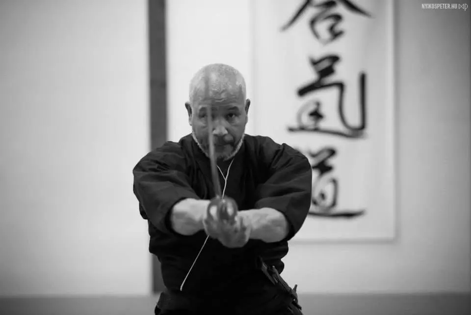 Iaido kardgyakorlat fekete-fehér felvételen