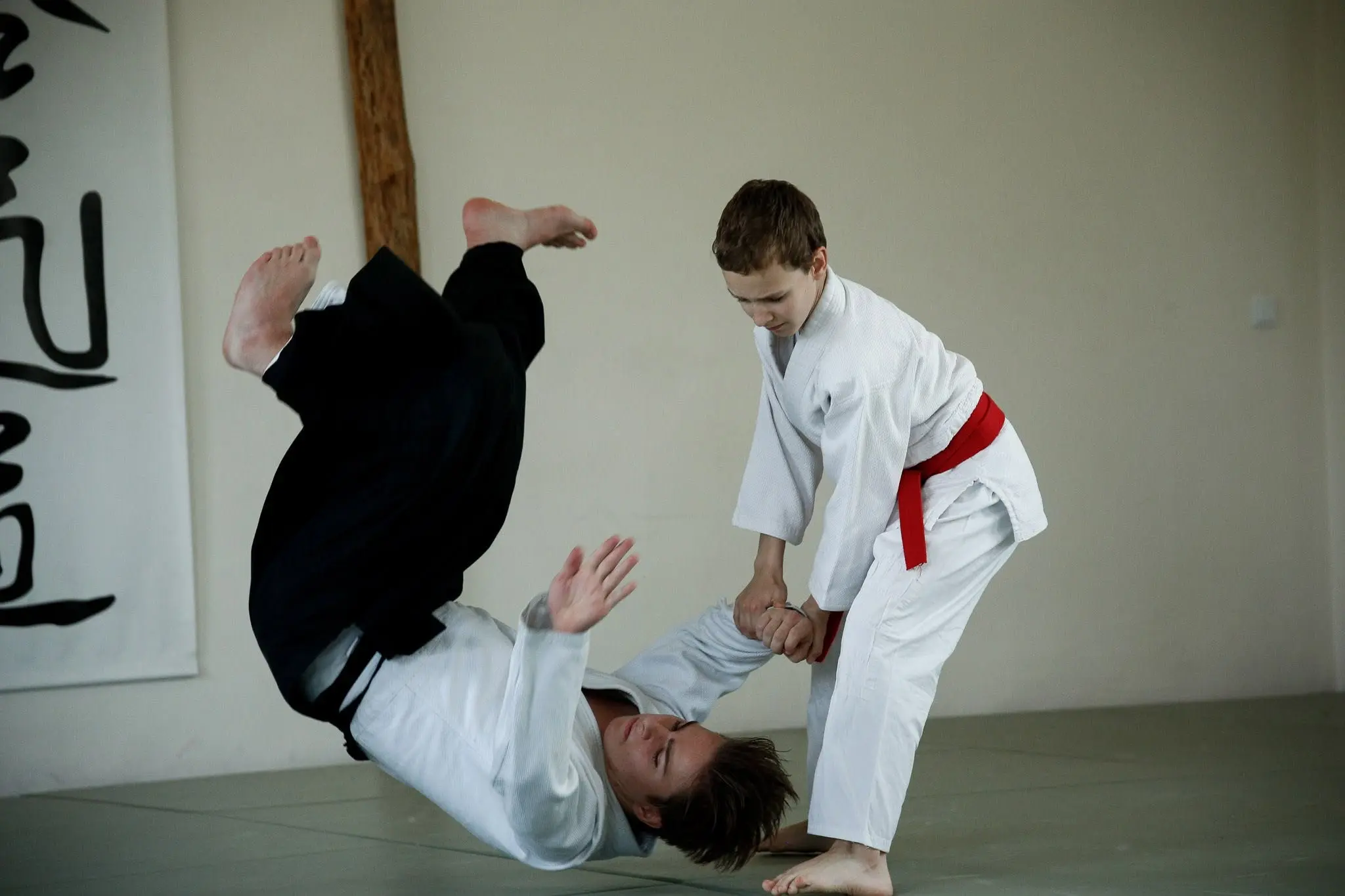 Gyermek aikido gyakorló dobástechnikát végez