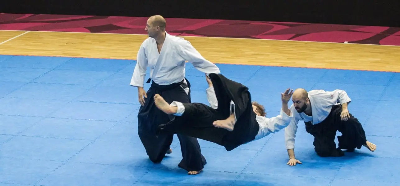 Dinamikus aikido bemutató a tatamin